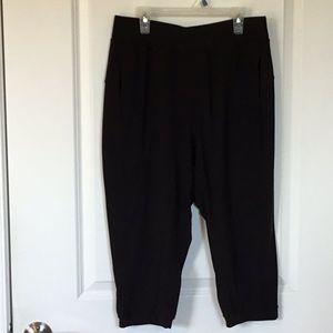 LULULEMON Women’s size 8, black crop leggings